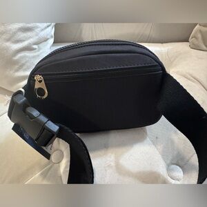 Women’s black adjustable Fanny pack with l 2 zipper pockets NWT